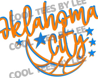 Op de afbeelding: Oranje en blauw grafisch ontwerp met de tekst "Oklahoma City" en een basketbalafbeelding. De tekst is blauw omlijnd en de basketbalafbeelding is oranje omlijnd.