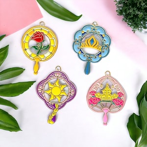 Colgantes con dijes de metal esmaltado Conjunto de símbolos de las princesas de Disney, tiara de Aurora, rosa bella, sol de Rapunzel enredado, corona de Elsa congelada