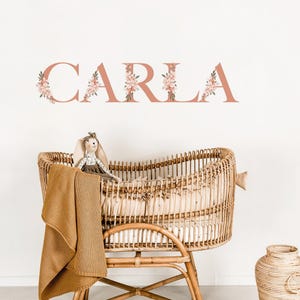 Calcomanía de pared con letras florales bohemias, calcomanía con nombre de niña para guardería, calcomanías florales con nombre personalizado