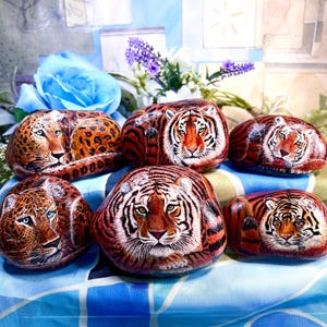 Hand-Painted Tiger & Leopard Rock: Decorative Paperweight