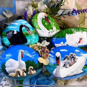 Hand-Painted Swan Family Rock Art: Decorative Paperweight
