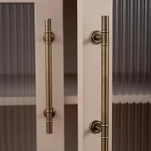 Op de afbeelding: Een set van drie keramische mokken met een gespikkelde, matte afwerking. De mokken zijn in crème, lichtgrijs en donkergrijs. Elke mok heeft een eenvoudig, minimalistisch ontwerp.