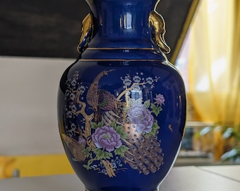 Vase en porcelaine bleu cobalt avec un paon doré et des fleurs, importé du Japon