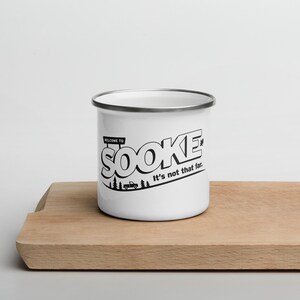 Puede incluir: Taza de camping de esmalte blanco con un gráfico negro que dice "Bienvenido a Sooke. No está tan lejos."