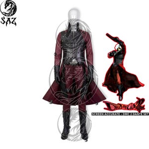 Può includere: Un set di costume composto da un lungo cappotto rosso scuro con gilet nero sovrapposto, cerniera frontale, guanti neri e stivali neri. Il set include un'illustrazione grafica di un personaggio e il testo Devil May Cry 2.