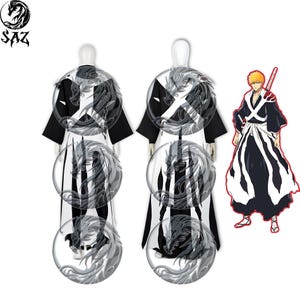 Könnte beinhalten: Ein schwarz-weißes Cosplay-Kostüm bestehend aus einem langärmeligen Gewand mit einem weißen, kreuzförmigen Brustdetail, präsentiert auf zwei Schaufensterpuppen neben einer Illustration einer Figur mit stacheligen Haaren.