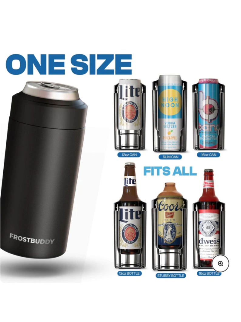 Puede incluir: Aislador de bebidas Frostbuddy negro con tapa plateada. La imagen muestra el aislador con varias latas y botellas, incluyendo latas de 355 ml, latas delgadas y botellas de 355 ml y 473 ml. El texto "ONE SIZE" y "FITS ALL" son visibles.