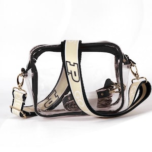 Op de afbeelding: Transparante crossbody tas met een verstelbare zwarte en witte band. De band heeft de tekst "GO P" die erop herhaald wordt.