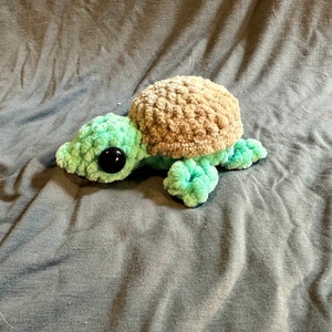 Simon the Sea Turtle pocket size crochet pattern