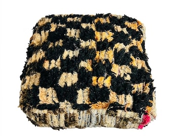 Handgjord marockansk ullpuff, vintage berberisk ottoman, kelimpuff