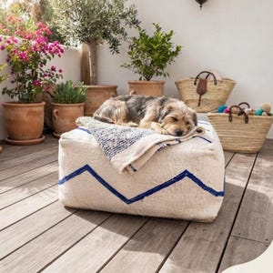 Handgefertigter marokkanischer Berber-Pouf – Weißer Wollpouf mit blauem geometrischem Muster – Boho- und moderne Wohnaccessoires