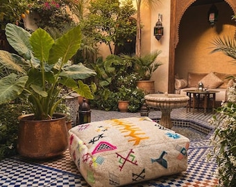Handgjord marockansk berberpuff – Färgglad kelimkudde – Beni Ourain-inspirerad ottoman – Boho-dekor fotpall – Specialtillverkad ullpuff