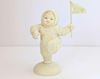 スノーベイビーではありません。プレゼントを持った雪に覆われた子供の