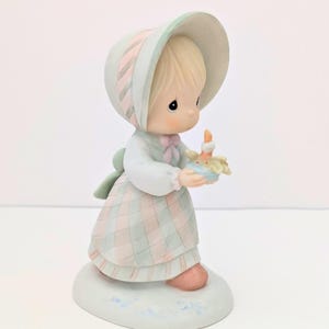 December Precious Moments Figurine - Charming Collectible, Holiday Decor, Gift for Loved Ones & Figurine Collection