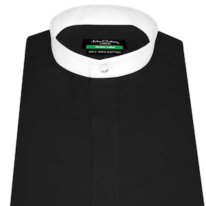 Puede incluir: Una camisa negra con cuello blanco y cierre de botones en la parte delantera. La camisa tiene una etiqueta que dice "John Clothing London Green Label 2PLY 100% COTTON".