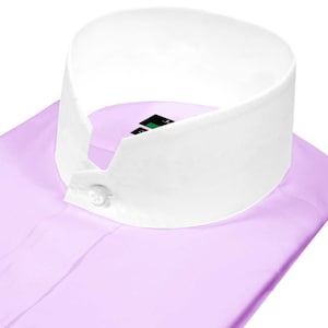 以下が含まれることがあります： 薄い紫色のドレスシャツで、白い襟とボタン留めが1つ付いています。襟は幅広で尖ったスタイルです。