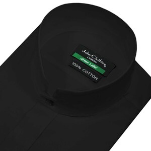 以下が含まれることがあります： マンダリンカラーの黒いドレスシャツ。ラベルには「John Clothier London Green Label 100% Cotton」と記載されています。