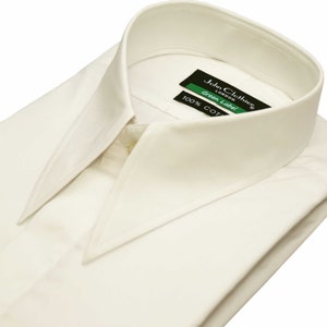 Może przedstawiać: Biała koszula z ostrym kołnierzem i etykietą z napisem "John Clothier London Green Label 100% Bawełna".