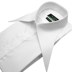 Könnte beinhalten: Weißes Hemd mit einem spitzen Kragen und einem Etikett mit der Aufschrift "John Clothing London Green Label 100% Baumwolle"