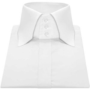 Op de afbeelding: Een wit overhemd met een hoge, puntige kraag en drie knopen. De kraag is omlaag gevouwen en het overhemd ligt plat.