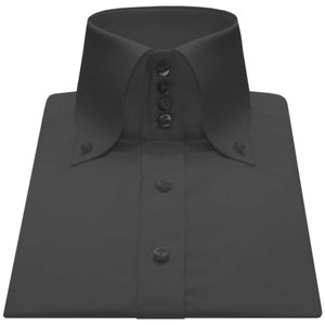 Puede incluir: Una camisa negra de vestir con cuello alto y puntiagudo y cierre de botones. La camisa tiene un solo botón en la parte superior del cuello y cuatro botones en la parte delantera.