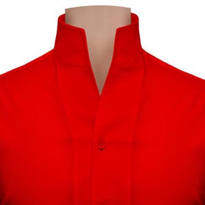 Peut inclure: Une chemise rouge à col avec un col en V et un seul bouton.