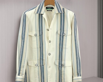 Beige randig skjortjacka i linne med marinblå, salviafärgade och taupefärgade ränder, perfekt för höstens vardagliga lager-på-lager-klädsel