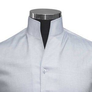 Chinese Mandarin Open Buttonless Hoher Kragen Herren aus reiner Baumwolle, Graues Hemd, V-Kragen, lange Ärmel Karl Lagerfeld Style Tall Neck Shirt