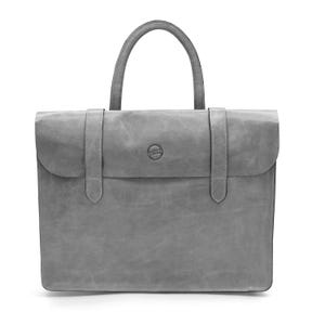 Könnte beinhalten: Graue Ledertasche mit Tragegriff und Klappenverschluss. Die Tasche hat zwei vertikale Riemen mit Schnallen und ein rundes Emblem auf der Vorderseite. Die Tasche ist aus weichem, strukturiertem Leder gefertigt.
