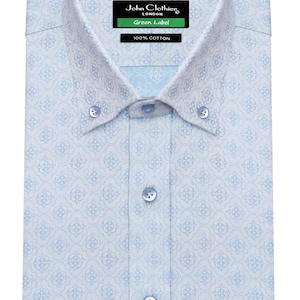 Può includere: Una camicia a bottoni blu chiaro con un motivo bianco e blu chiaro. La camicia ha un colletto e un'etichetta che recita "John Clothier London Green Label 100% Cotone".