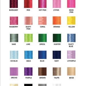 K&ouml;nnte beinhalten: Eine Farbkarte mit der Aufschrift "EMBROIDERY COLORS" mit einem rosa Header. Die Karte zeigt eine Vielzahl von Garnfarben, darunter Burgunderrot, Rot, Pink und Neonpink. Weitere Farben sind Salbei, Limette, Gr&uuml;n und Marine. Der Markenname "PEACHBLOSSOMDS" steht unten.