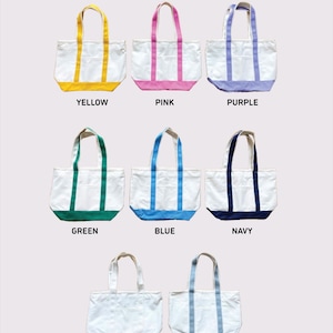 K&ouml;nnte beinhalten: Eine Auswahl an wei&szlig;en Tragetaschen mit farbigen Akzenten. Die Taschen haben Griffe und Bodenplatten in Gelb, Pink, Lila, Gr&uuml;n, Blau, Marine, Natur und Grau. Der Text oben lautet "TOTE COLOR OPTIONS".