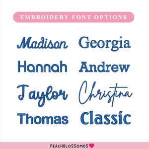 K&ouml;nnte beinhalten: Wei&szlig;er Hintergrund mit Stickschriftoptionen in Blau. Der Text "Embroidery Font Options" befindet sich in einem rosa Banner oben. Namen wie Madison, Georgia, Hannah, Andrew, Taylor, Christina, Thomas und Classic werden angezeigt.