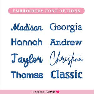 Puede incluir: Gr&aacute;fico que muestra opciones de fuentes de bordado en azul sobre un fondo blanco. El texto "Embroidery Font Options" est&aacute; en una pancarta rosa en la parte superior. Se muestran nombres como Madison, Georgia, Hannah, Andrew, Taylor, Christina, Thomas y Classic.
