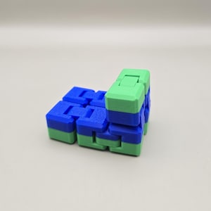 Cubo infinito bicolor, juguete antiestrés, cubo giratorio de color personalizado, juguete antiestrés de bolsillo para escritorio, regalo personalizado para niños y adultos. imagen 1