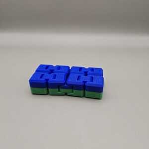 Puede incluir: Un juego de tres tazas de cer&aacute;mica con un acabado moteado y mate. Cada taza presenta un color diferente: azul claro, crema y gris. Las tazas tienen un dise&ntilde;o simple y moderno y un asa c&oacute;moda.