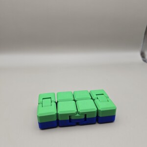 Puede incluir: Una taza de cer&aacute;mica blanca con asa negra y el texto "But First, Coffee" en estilo manuscrito. La taza est&aacute; sobre una superficie blanca. Ideal para bebidas calientes.