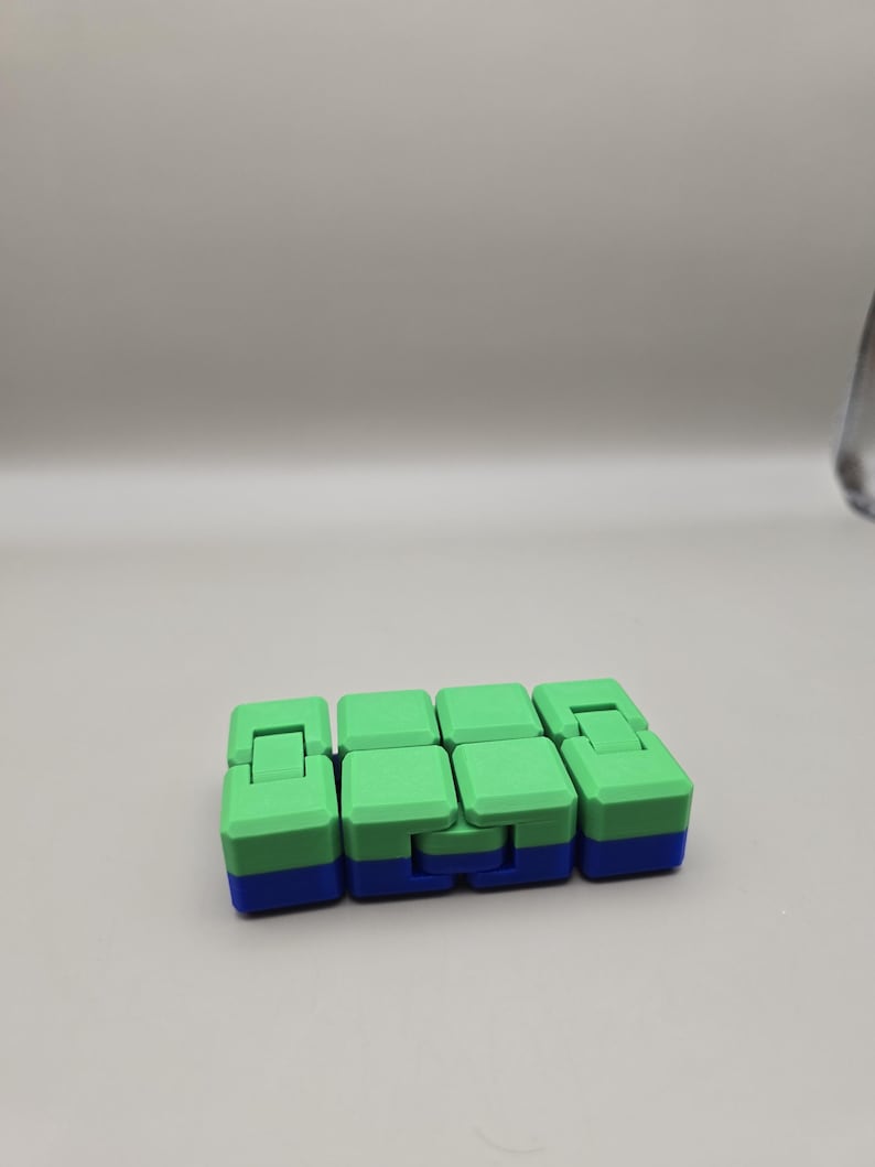 Puede incluir: Una taza de cer&aacute;mica blanca con asa negra y el texto "But First, Coffee" en estilo manuscrito. La taza est&aacute; sobre una superficie blanca. Ideal para bebidas calientes.