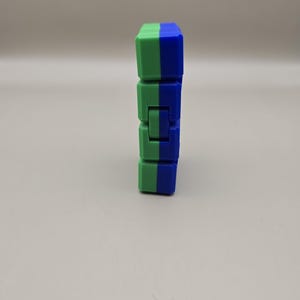 Puede incluir: Una taza de cer&aacute;mica blanca con asa negra y el texto "But First, Coffee" en negrita negra. La taza se encuentra sobre un fondo borroso, sugiriendo un ambiente acogedor.