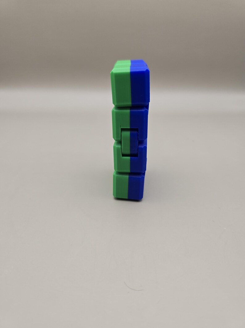 Puede incluir: Una taza de cer&aacute;mica blanca con asa negra y el texto "But First, Coffee" en negrita negra. La taza se encuentra sobre un fondo borroso, sugiriendo un ambiente acogedor.