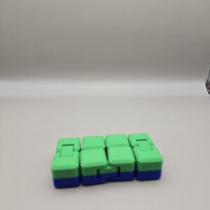 Puede incluir: Juego de tres tazas de cer&aacute;mica con acabado mate moteado. Las tazas son de color crema, gris claro y gris oscuro. Cada taza tiene un dise&ntilde;o simple y minimalista, para caf&eacute; o t&eacute;.