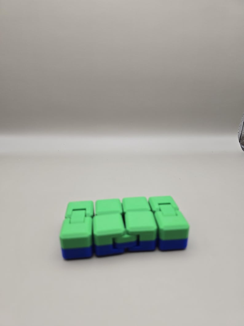 Puede incluir: Juego de tres tazas de cer&aacute;mica con acabado mate moteado. Las tazas son de color crema, gris claro y gris oscuro. Cada taza tiene un dise&ntilde;o simple y minimalista, para caf&eacute; o t&eacute;.