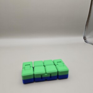 Puede incluir: Un letrero de madera r&uacute;stica con el texto "Welcome to our home" en un estilo manuscrito. El letrero presenta un acabado envejecido y un dise&ntilde;o simple y acogedor, perfecto para la decoraci&oacute;n de la entrada.