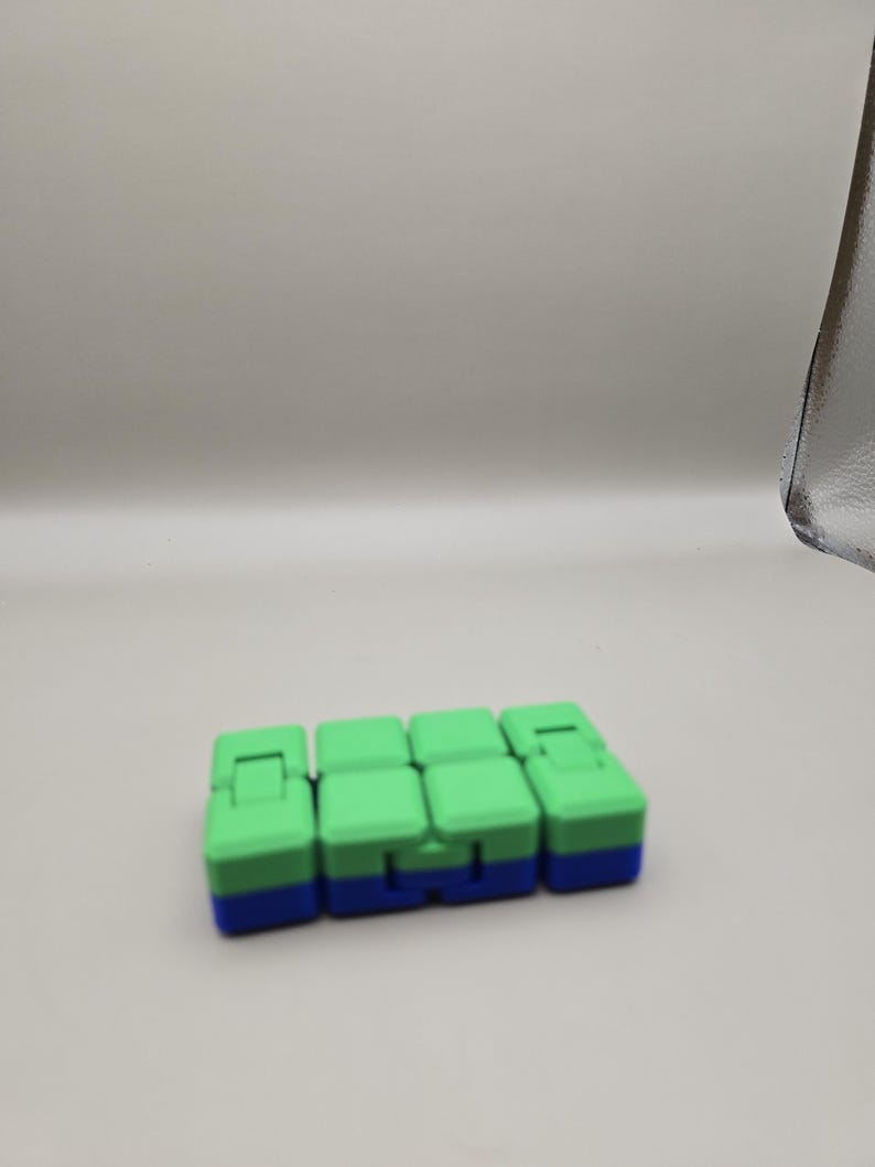 Puede incluir: Un letrero de madera r&uacute;stica con el texto "Welcome to our home" en un estilo manuscrito. El letrero presenta un acabado envejecido y un dise&ntilde;o simple y acogedor, perfecto para la decoraci&oacute;n de la entrada.