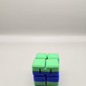 Puede incluir: Una taza de cer&aacute;mica blanca con asa negra y el texto "But First, Coffee" en negrita negra. La taza se encuentra sobre un fondo borroso, sugiriendo un ambiente acogedor.