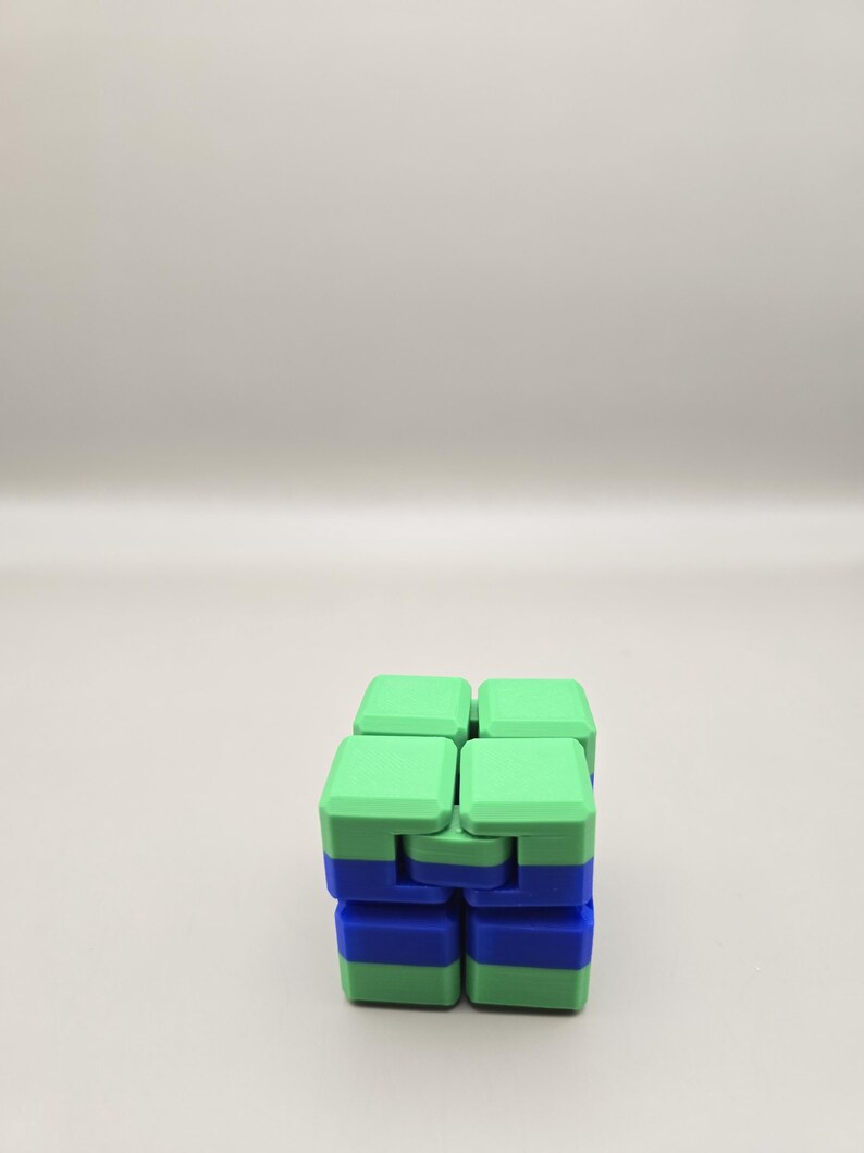 Puede incluir: Una taza de cer&aacute;mica blanca con asa negra y el texto "But First, Coffee" en negrita negra. La taza se encuentra sobre un fondo borroso, sugiriendo un ambiente acogedor.