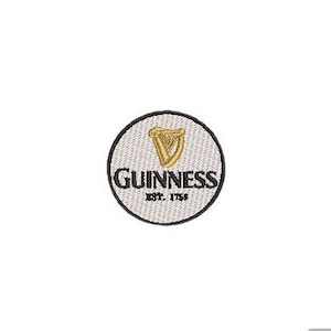 Op de afbeelding: Een zwart-wit rond logo met een gouden harp erin. De tekst "GUINNESS EST. 1778" staat onder de harp.