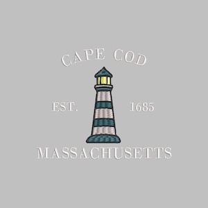 Puede incluir: Un diseño gráfico blanco con el texto "CAPE COD EST. 1685 MASSACHUSETTS" y un faro a rayas azules y blancas con una luz amarilla en la parte superior.