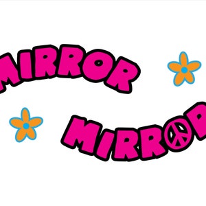 以下が含まれることがあります： ピンクと黒の「MIRROR」という文字。2番目の単語には平和のサインが入っています。文字の両側に、青い中心を持つオレンジの花が2つあります。