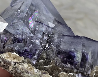 Ijzige blauwe kubusvormige fluorietcluster met paarse fantoomkubus erin - prachtige grotere kubussen met helderheid